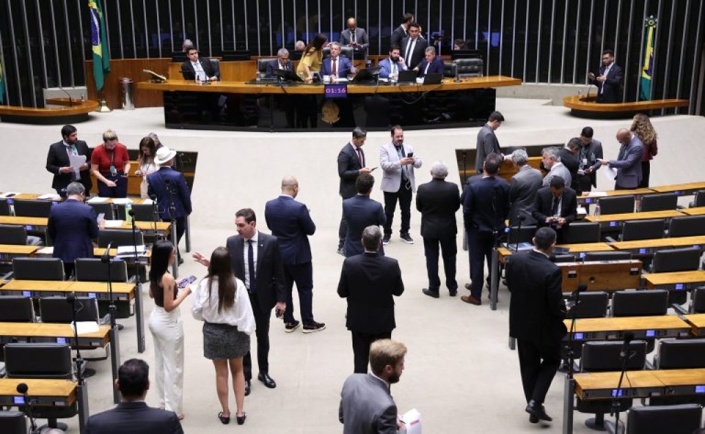 Plenário analisa PEC que estende imunidade tributária das igrejas a entidades associadas; acompanhe